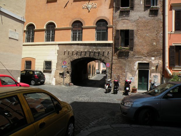  passage sous immeuble, Via Anicia